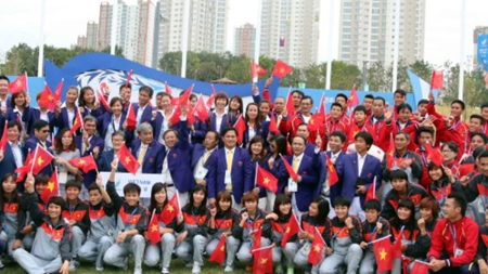 Các thành viên của Đoàn Thể thao Việt Nam chụp ảnh sau lễ thượng cờ.